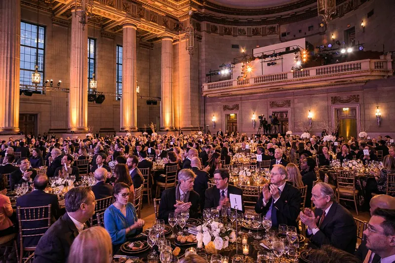 Gala dinner σε νεοκλασική αίθουσα με κάμερες σε τρίποδα στο βάθος
