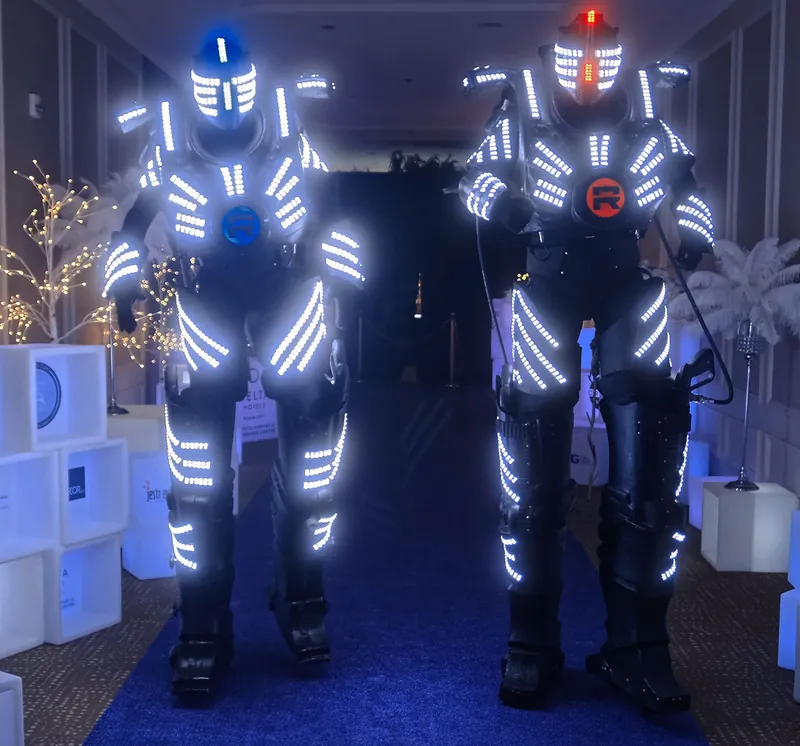 Δύο LED robots με φωτεινές στολές σε εκδήλωση