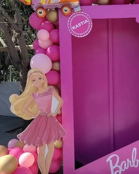 Ροζ στολισμός Barbie με κουτί-photo booth και μπαλόνια