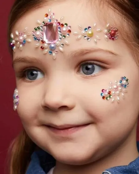 Κοριτσάκι με διακοσμητικά πετραδάκια face jewels στο πρόσωπο