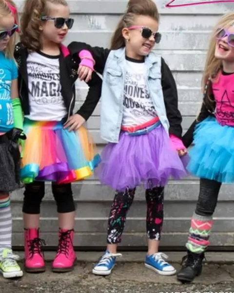 Κορίτσια με γυαλιά ηλίου και πολύχρωμα tutu σε θεματικό πάρτι μόδας