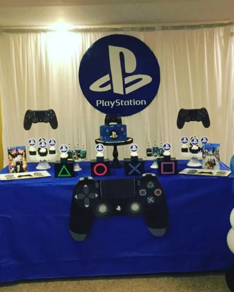 Θεματικός στολισμός PlayStation με χειριστήρια, μπαλόνια και τραπέζι γλυκών