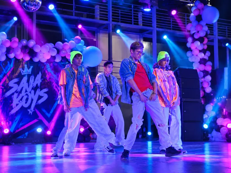 Saja Boys σε σκηνή με disco ball και ροζ μπαλόνια σε παιδικό K-Pop party