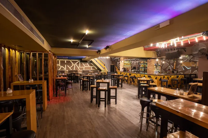 Cocktail bar με ψηλά τραπέζια για εταιρικό πάρτι